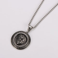 Detalle del colgante cabeza de león hip-hop plateado con patrón griego en cadena - Cadena de 0,3*60cm / Plata antigua