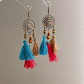 Dettaglio di orecchini vintage boho con perline in legno e nappe di cotone - Stile 14 Mandala Tricolore - Colorato