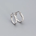 Orecchini a cerchio in argento scintillante con zirconi incastonati e design tondo - Oro Bianco