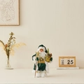 Stehende Weihnachtsmann-Figur in grünem Samtmantel mit Goldstickerei und Geschenksack - 30cm