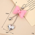 Porte-clés nœud en cuir rose avec breloques cœur et dimensions détaillées - Fermoir Mousqueton Rose Barbie (K3693)