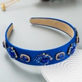 Detailweergave van de luxe koningsblauwe fluwelen haarband met sprankelende kristallen - Blauw