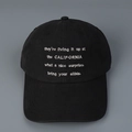 Gros plan de la broderie blanche sur une casquette de baseball en coton noir lavé - L (58-61cm) / Noir