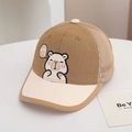Dettaglio del cappellino in rete per bambini con ricamo capibara e tessuto traspirante - Stile Lettera / Cachi