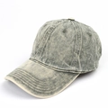 Vista de detalle de gorra de béisbol de algodón lavado con textura y costuras vintage - Ajustable / Verde Militar