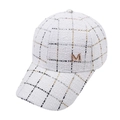 Detalle de gorra de béisbol de tweed blanco con patrón de cuadros y logotipo M metálico - Ajustable / Blanco
