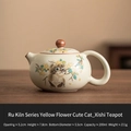 Teiera Xishi in ceramica Ru-kiln con motivo gatto e fiori gialli su tavolo di legno - Teiera Xishi in Forno Ru Giallo Imperiale - Gatto Fiore Giallo