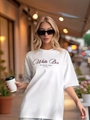 Oversized λευκό βαμβακερό T-shirt με τύπωμα 'White Box' φορεμένο από μοντέλο στο δρόμο - S / Λευκό