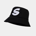 Dettaglio della toppa ricamata con lettera S bianca su un cappello a secchiello nero - M (56-58cm) / Nero