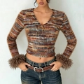Detail van gestreepte crop top met V-hals en rand van imitatiebont aan de mouwen - S / Meerkleurig