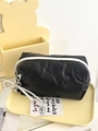 Detail der schwarzen gesteppten Kosmetiktasche mit Schleife, Reißverschluss und Perlenanhänger - Mit Anhänger / Schwarz