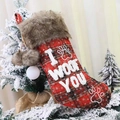 Calza di Natale scozzese con zampa di cane e ricamo appesa a un albero innevato - Stile Lettere / Quadri rossi e neri