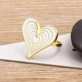Anillo bañado en oro de 18K con diseño de corazón en esmalte blanco sobre soporte - Blanco