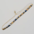 Détail du bracelet perlé ajustable avec pierres bleues et cubes métalliques dorés - Or Bleu Gris Foncé Marbre Tissé