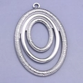 Macro detail van ovale zilveren roestvrijstalen hanger met drie concentrische ringen - Zilver