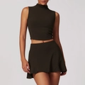Dunkelolivgrünes Yoga-Set mit ärmellosem Crop-Top und plissiertem Minirock in Premiumqualität - S / Weste + Rock Schwarzkaffee