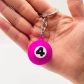 Dettaglio portachiavi a forma di palla da biliardo rosa numero 4 con catena in metallo - Numero 4 (Rosa)