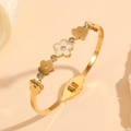 Detalle del brazalete de flor en acero inoxidable bañado en oro 18k con esmalte y circon - Brazalete de Tres Flores Pequeñas con Zirconia y Concha Blanca (H718)