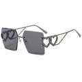 Rahmenlose graue Sonnenbrille in Quadratform mit dekorativen Doppelherz-Metallbügeln - C1-Schwarz Grau Linse