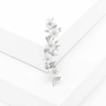 Broche de rama de flor de ciruelo plateado con pétalos blancos en fondo minimalista - Plateado