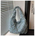 Détail du sac hobo en denim bleu clair avec surpiqûres en losanges et bords francs effilochés - Motif de Diamants Bleu Clair
