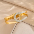 Bracciale rigido aperto in acciaio al titanio dorato con design geometrico e zirconi fini - Bracciale C Oro 2008 / Oro