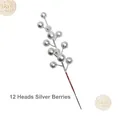Detail van 12 zilveren kerstbessen met metallic afwerking en gevlochten ballen - 12-Kops Zilveren Bes