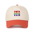 Dettaglio del cappellino 5-panel multicolore con ricamo LOVE arcobaleno e visiera arancione - Regolabile / Rosso Arancio