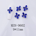 Ciondolo unghie a fiore con strass blu e base argento, mod. MZH-9602, 9x11mm - Gemma Blu Reale - Base Tono Argento (MZH-9602)
