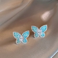 Vue macro de boucles d'oreilles papillon avec ailes en résine bleue et zircon - Sertissage en Coquille Papillon (35#) / Argent/Bleu