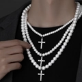 Drielagige parelketting met sprankelende diamanten kruishangers op model - 6mm Parel Kruis 50cm