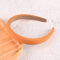 Gros plan du serre-tête en éponge orange rembourré avec doublure velours antidérapante - 1.8cm / Orange