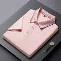 Détail du tissu polo en coton rose avec étiquette XL et accessoire montre élégante - S / Rose