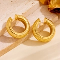 18K vergoldete, dicke C-förmige Creolen mit einzigartiger Schuppen-Metalltextur für Damen - Fischschuppenmuster Stil / Gold
