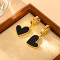 Elegante goudvergulde oorringen met zwarte hartjes op een premium displaystandaard - Oorbakje / Gouden Zwarte Schelp Hart
