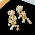 Details von Vintage-Ohrringen mit Perlen und Diamantkugeln auf schwarzem Hintergrund - 20# Silbernadel - Gold - Blume