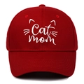 Dettaglio del ricamo bianco Cat Mom su un cappellino da baseball in cotone rosso - Regolabile / Borgogna