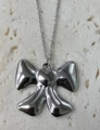 Collana geometrica in acciaio inossidabile con pendente a fiocco e cuore finitura argento - Pendaglio a cuore con fiocco argento-Catena sottile