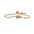 Detailopname van de gouden schakelarmband met een centrale hanger in de vorm van een zeeschelp - Licht Khaki + Roestvrij staal