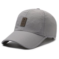 Berretto da baseball sportivo in mesh grigio traspirante con toppa in pelle - Regolabile / Grigio chiaro