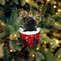 Schwarzer Labrador-Welpe in roter Weihnachtssocke als Anhänger mit goldener Kordel - Schwarzer Labrador