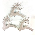 Tre ciondoli natalizi a forma di renna in metallo argentato con superficie strutturata - 6cm / Argento