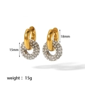 Dettaglio orecchini a doppio cerchio placcati oro 18k con cristalli colorati incastonati - Bicolore Oro e Argento con Zirconia Bianca (TE6264-WT-M)