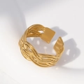 Detail eines goldfarbenen geflochtenen Edelstahlrings mit offenem Design auf Stoff - Geflochtener Texturstil (JR008)