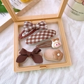 Set detallado de 5 pinzas para el cabello de tela marrón con lazos y flores en caja de regalo - Set 1-Tema Niña Juego de 5 Piezas