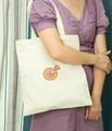 Detailopname van een crème canvas draagtas met geborduurde watermeloen gedragen door model - Watermeloen Rood