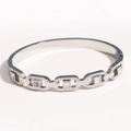 Détail du bracelet en acier titane argenté avec incrustations de nacre carrées et maillons - Bracelet Jonc Argent avec Maillons en Nacre (Style 14)