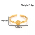 Adjustable golden stainless steel ring featuring relief dots and a hammered round medal - Embossed Round Plate Style / Gold