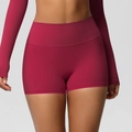 Primo piano dei pantaloncini da yoga a vita alta senza cuciture rosso scuro opaco - S / Carminio