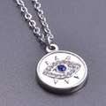 Vista macro del colgante de ojo turco con piedra azul y chapado en oro de 18 quilates - Collar de Plata